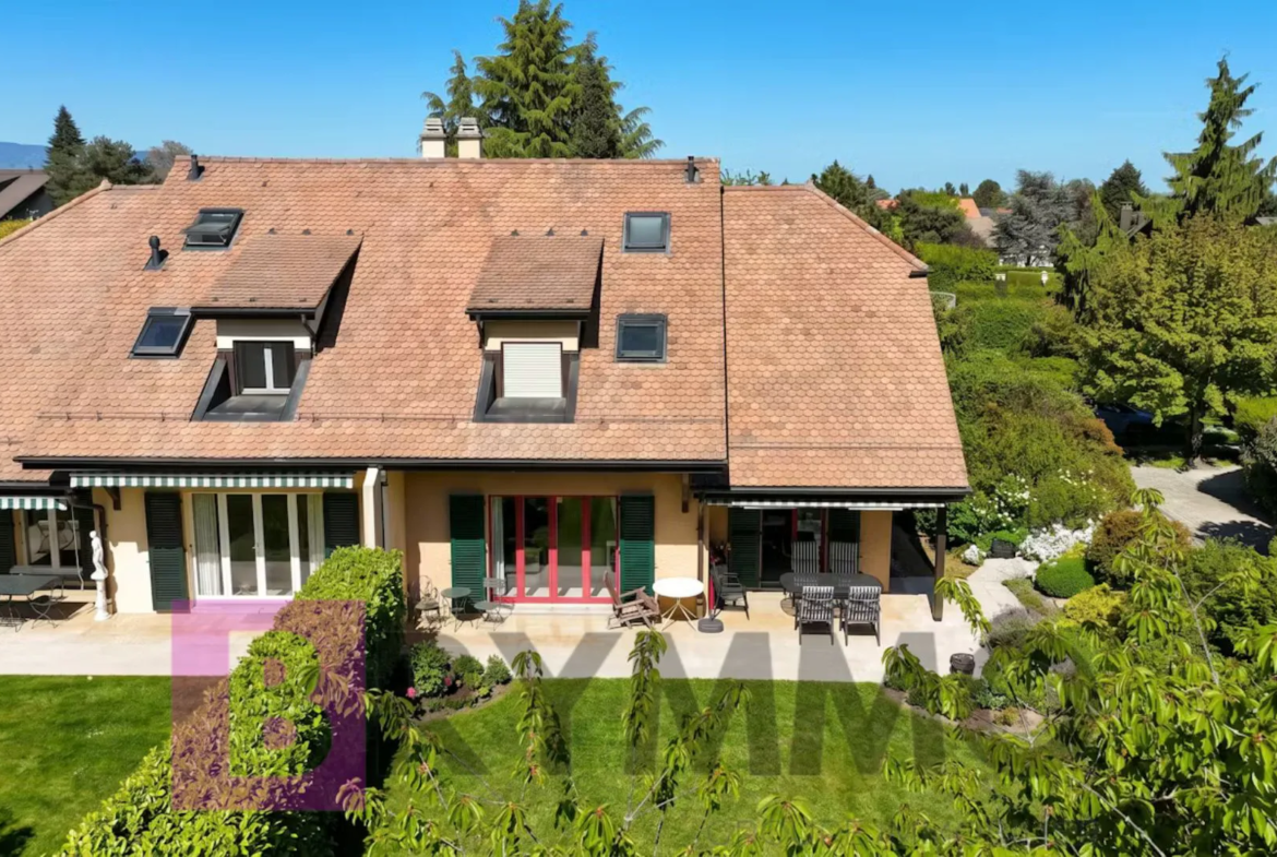 Ansicht eines Einfamilienhauses mit Garten