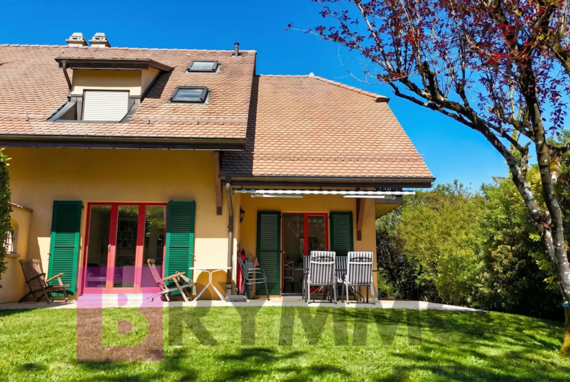 Außenansicht eines Wohnhauses mit Garten