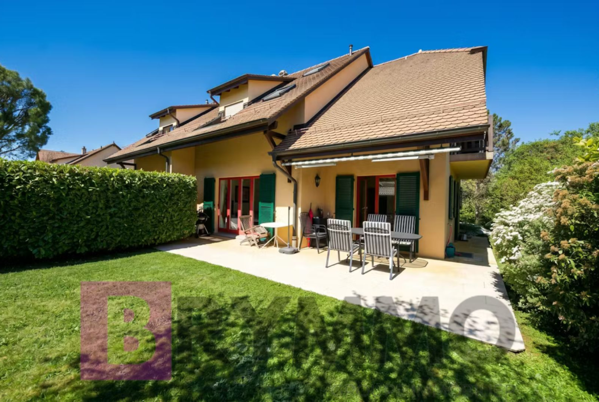 Gartenansicht eines Einfamilienhauses mit Terrasse