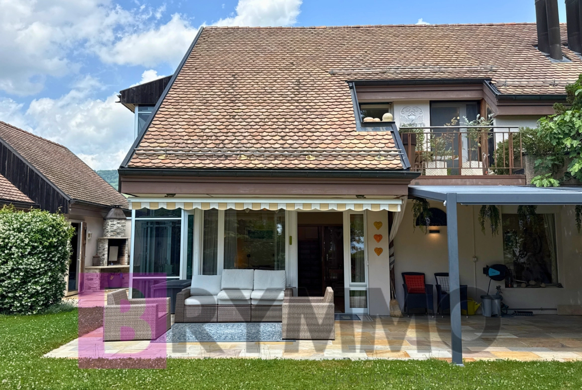 Außenansicht eines Hauses mit Terrasse