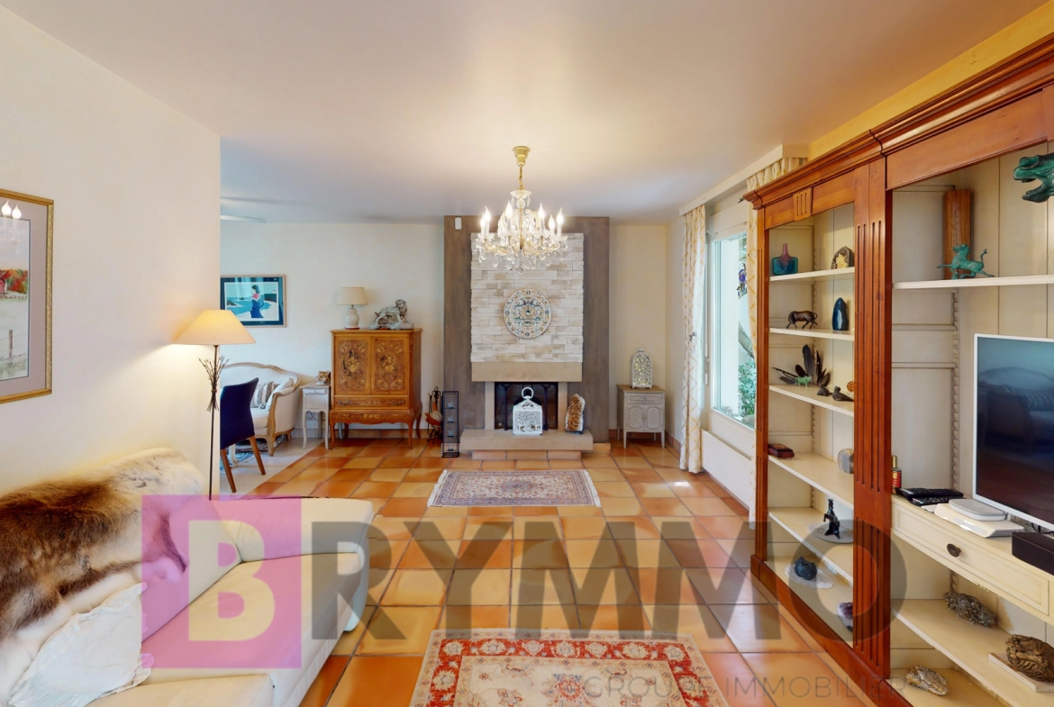 Wohnzimmer mit Kamin und Vitrine