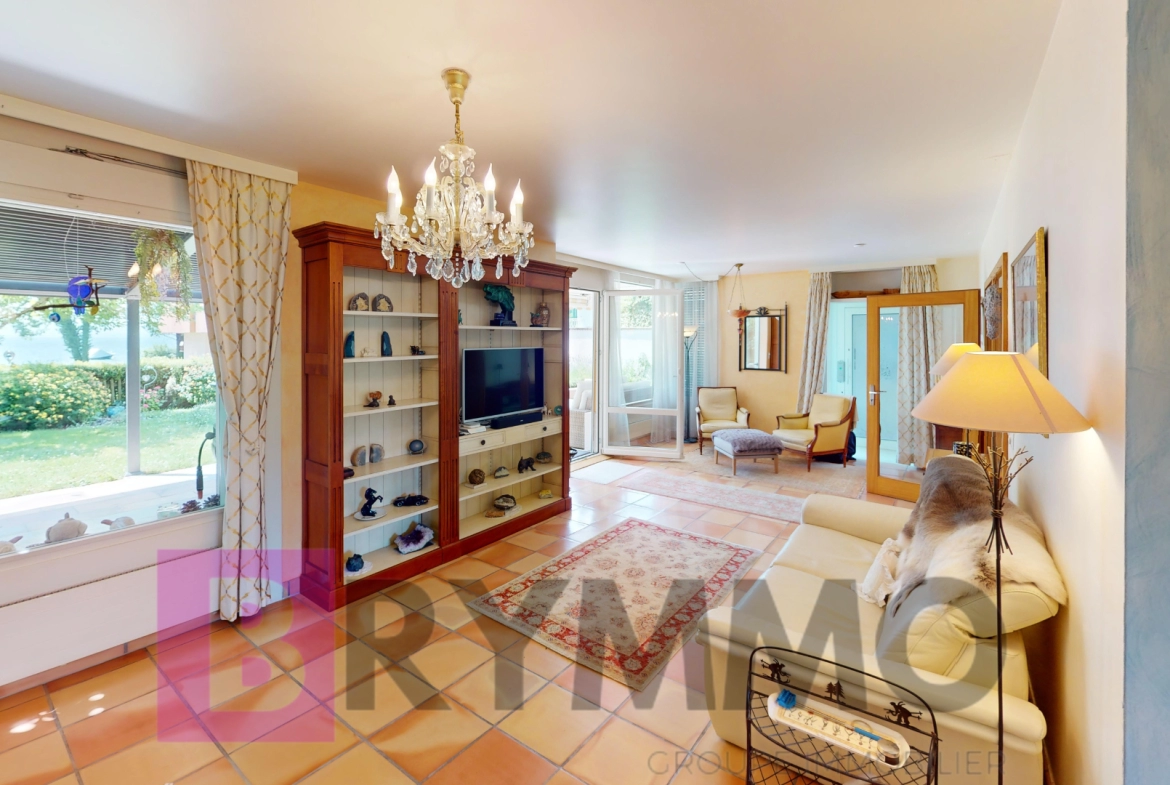 Helles Wohnzimmer mit klassischem Mobiliar und Gartenblick
