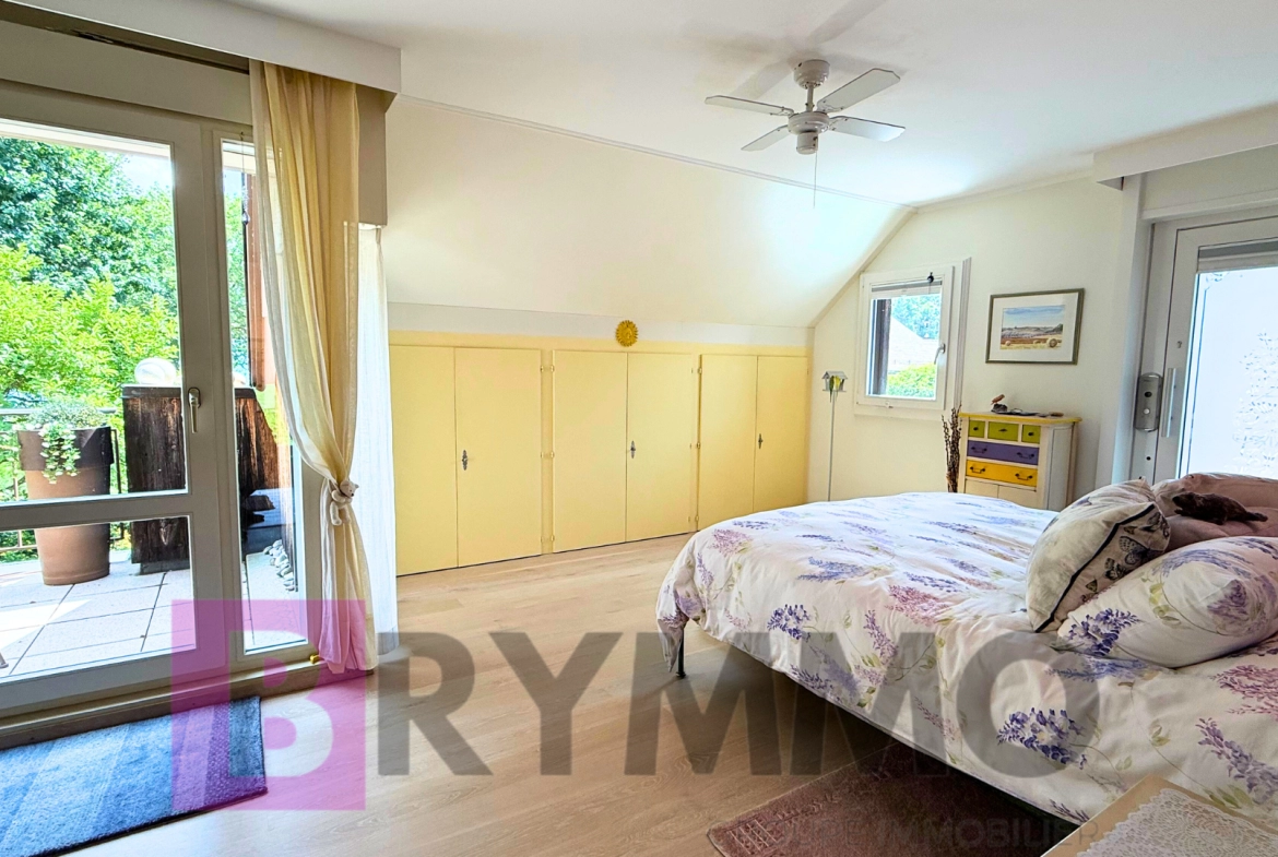 Helles Schlafzimmer mit Dachschrägen und Zugang zur Terrasse