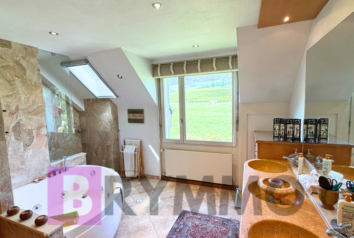 Luxuriöses Badezimmer mit Dachfenster und Doppelwaschtisch