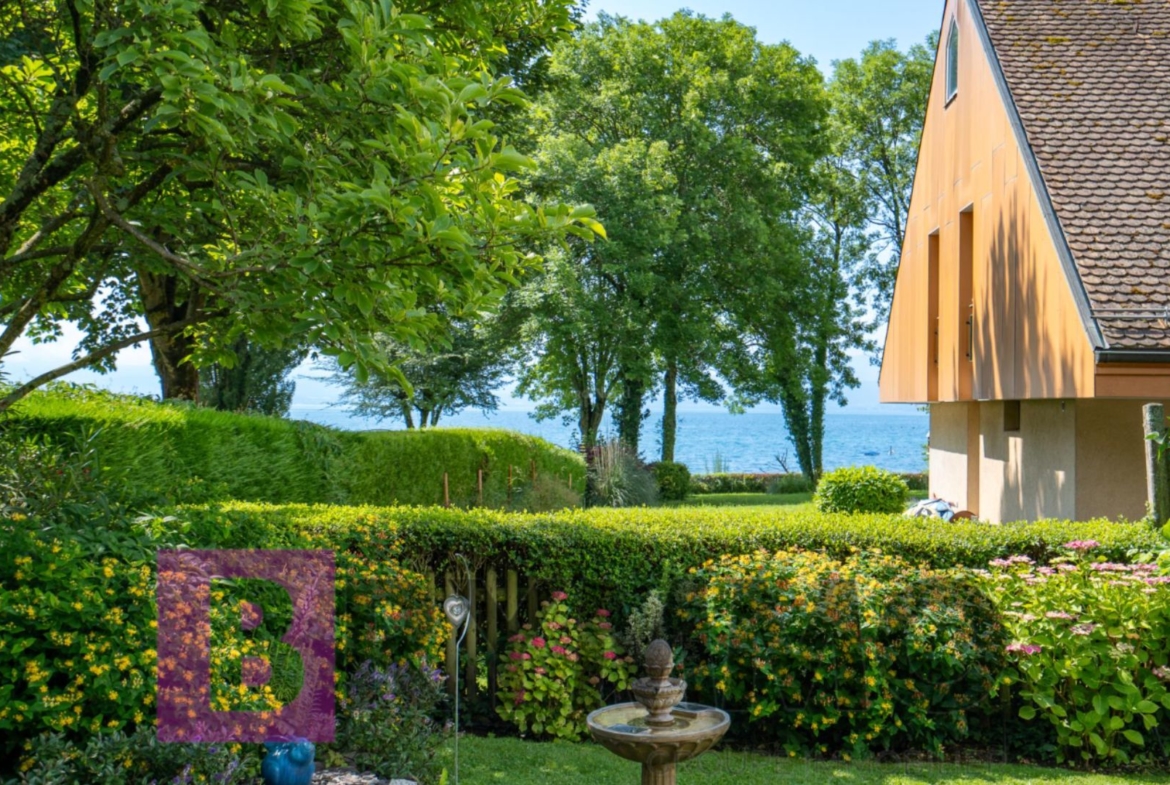 Garten mit Seeblick und Haus am Hang