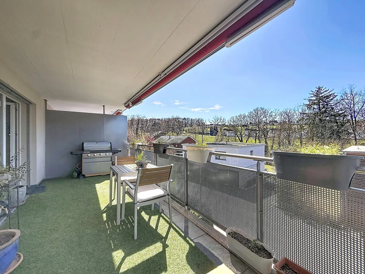 Balkon mit Grill und Ausblick ins Grüne