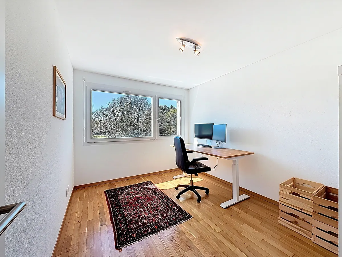 Helles Arbeitszimmer mit Schreibtisch am Fenster