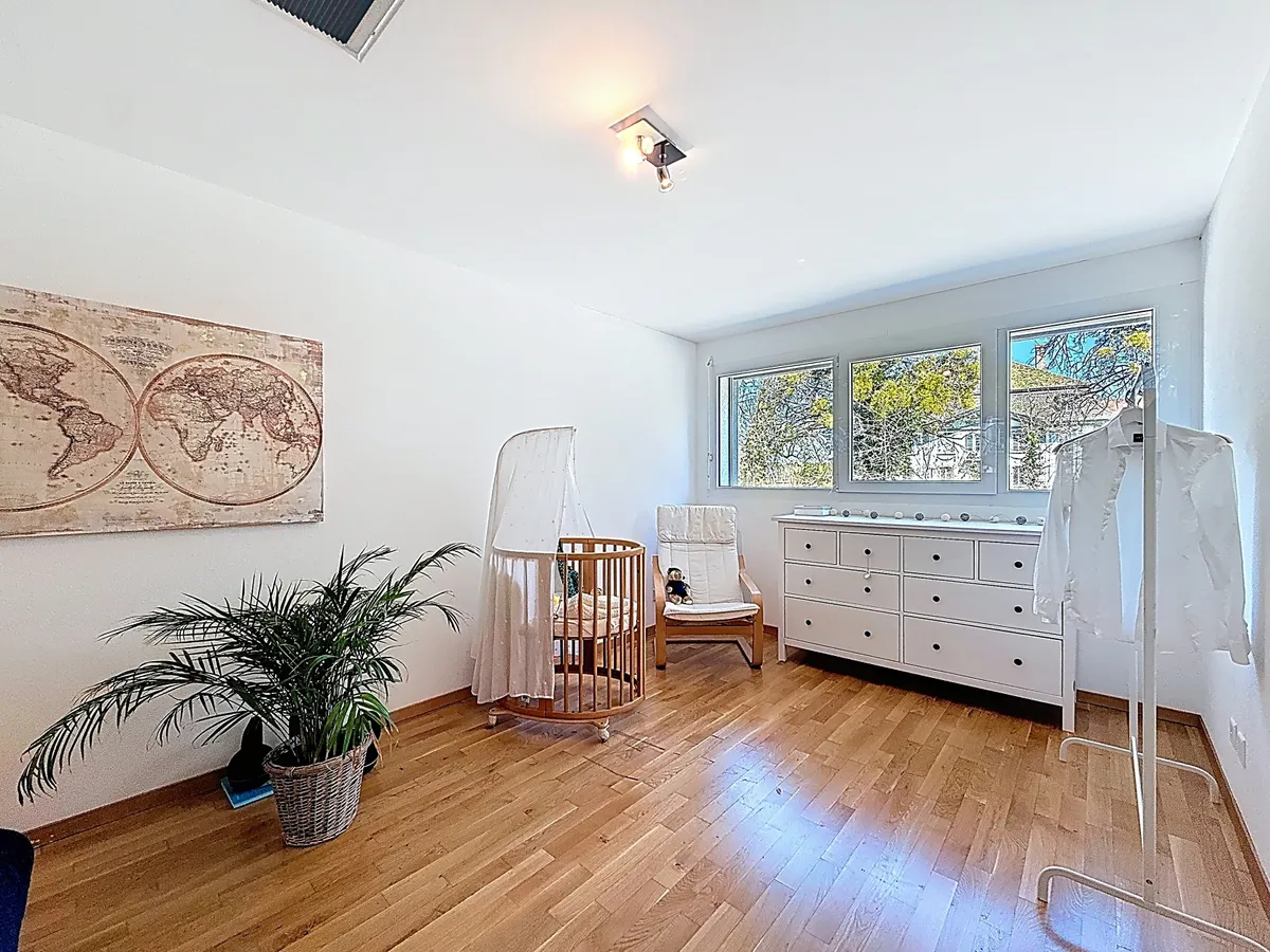 Helles Zimmer mit Holzfußboden und Fensterfront