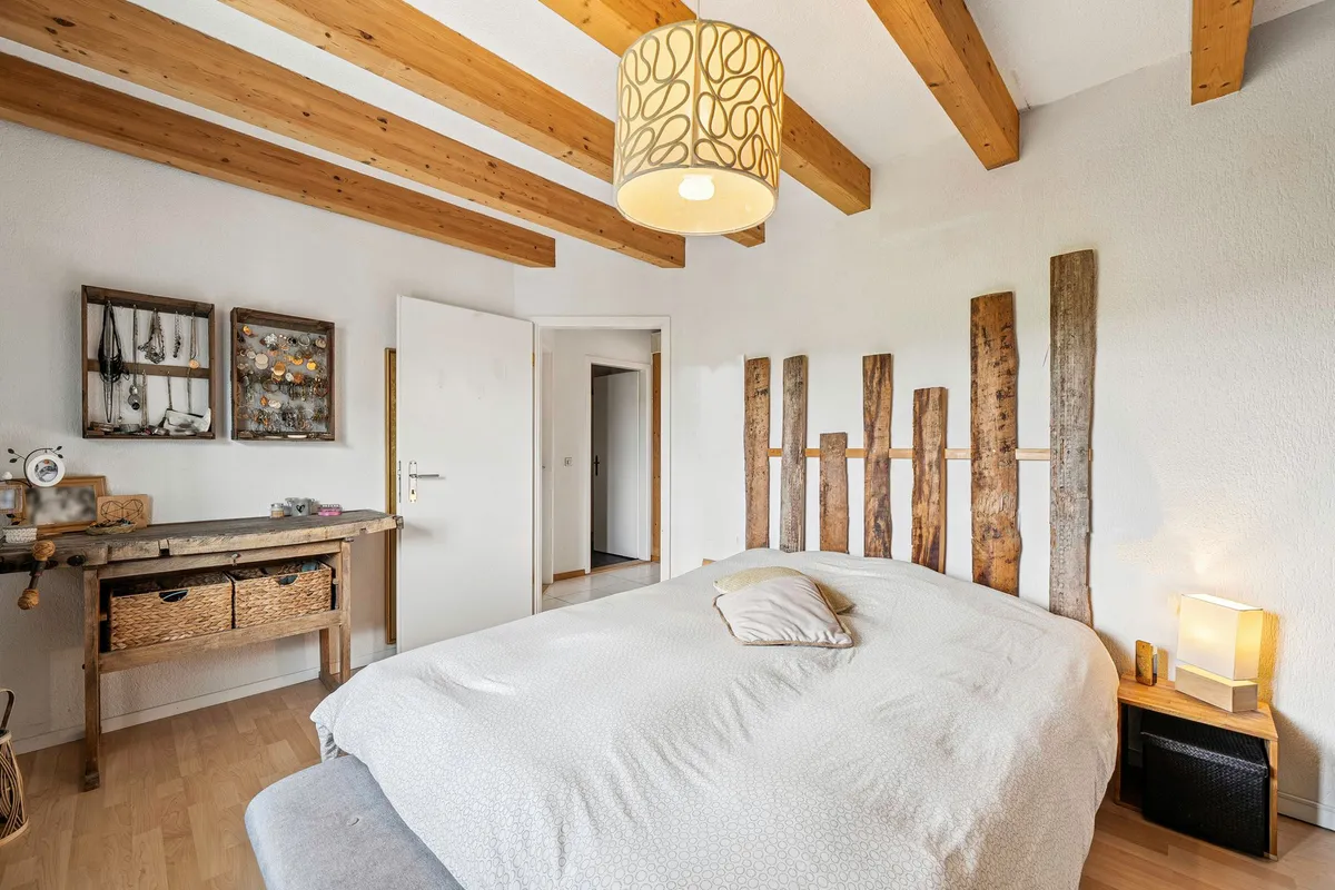 Gemütliches Schlafzimmer mit Holzbalkendecke