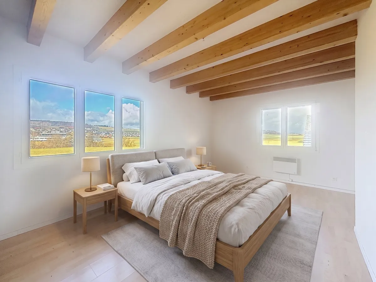 Helles Schlafzimmer mit Holzbalkendecke