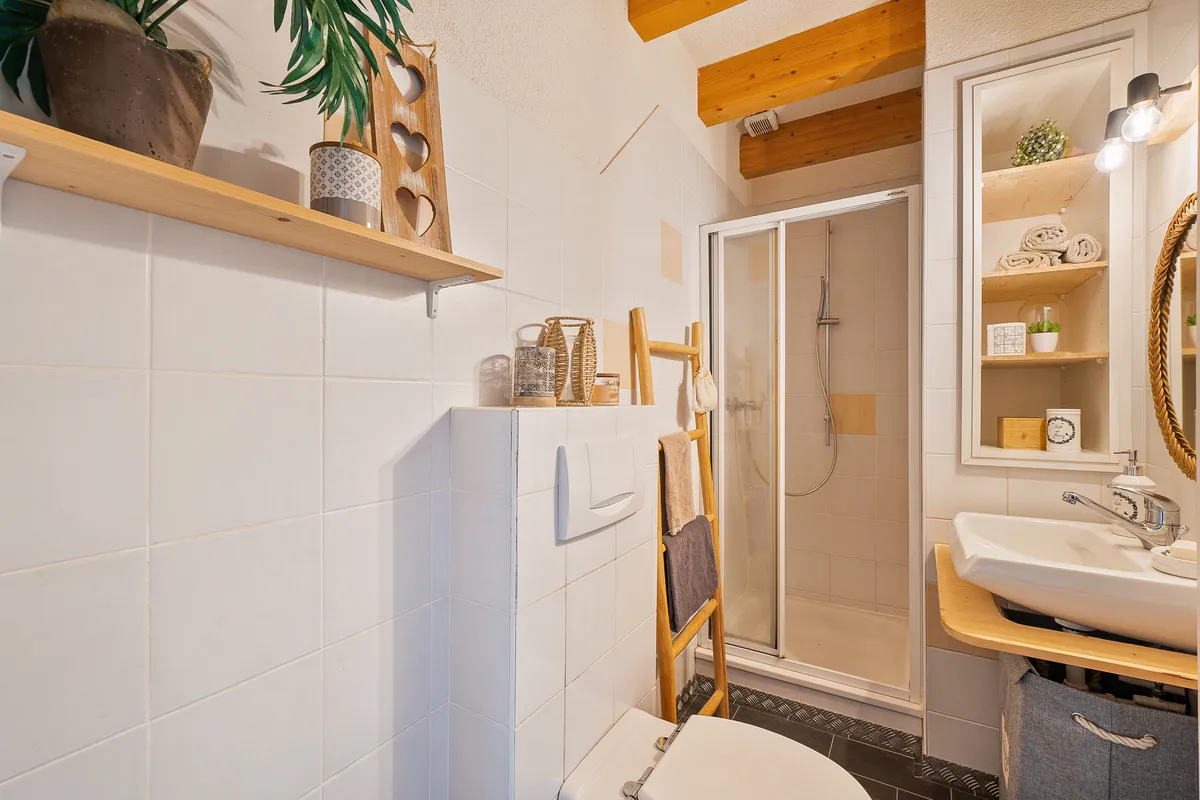 Modernes Badezimmer mit Dusche und Holzdetails