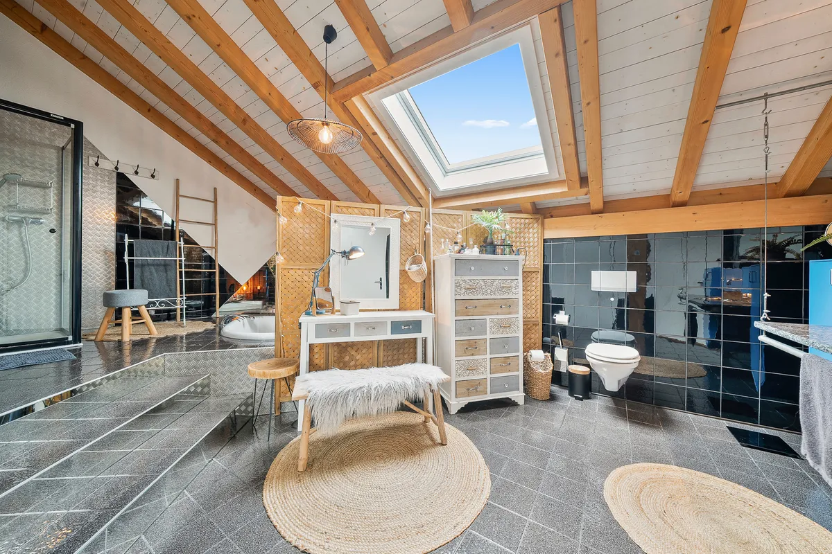Luxuriöses Badezimmer mit Dachschräge und Galeriecharakter