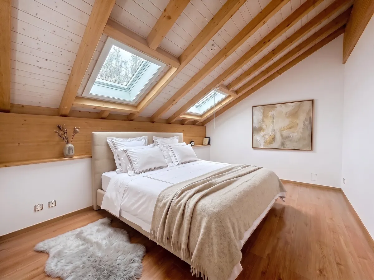Helles Dachgeschoss-Schlafzimmer mit Holzdecke