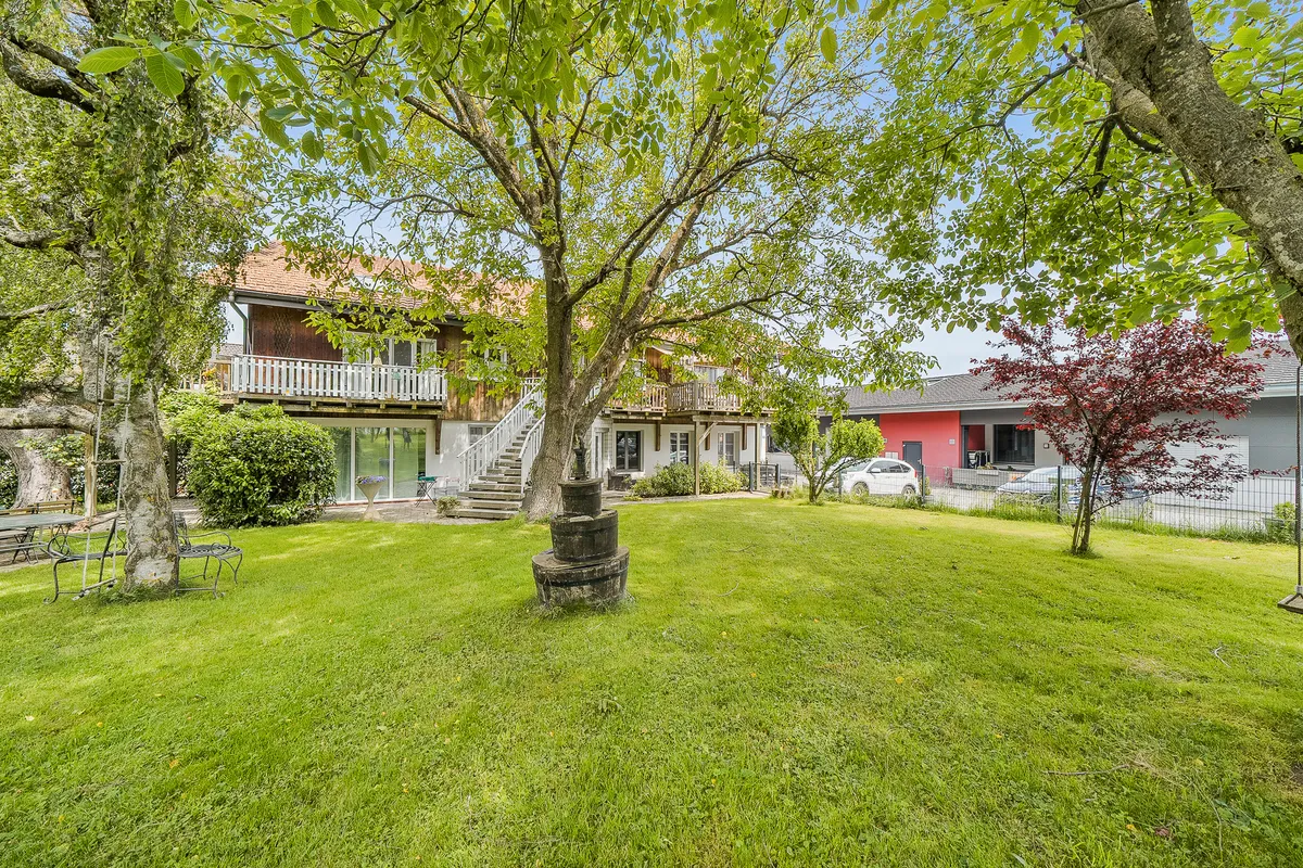 Großer Garten mit Haus und Balkon