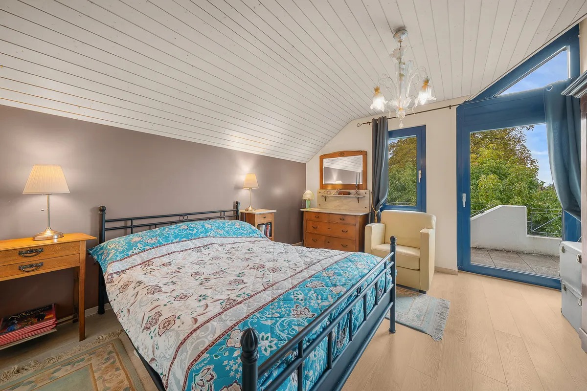 Schlafzimmer mit Balkonzugang