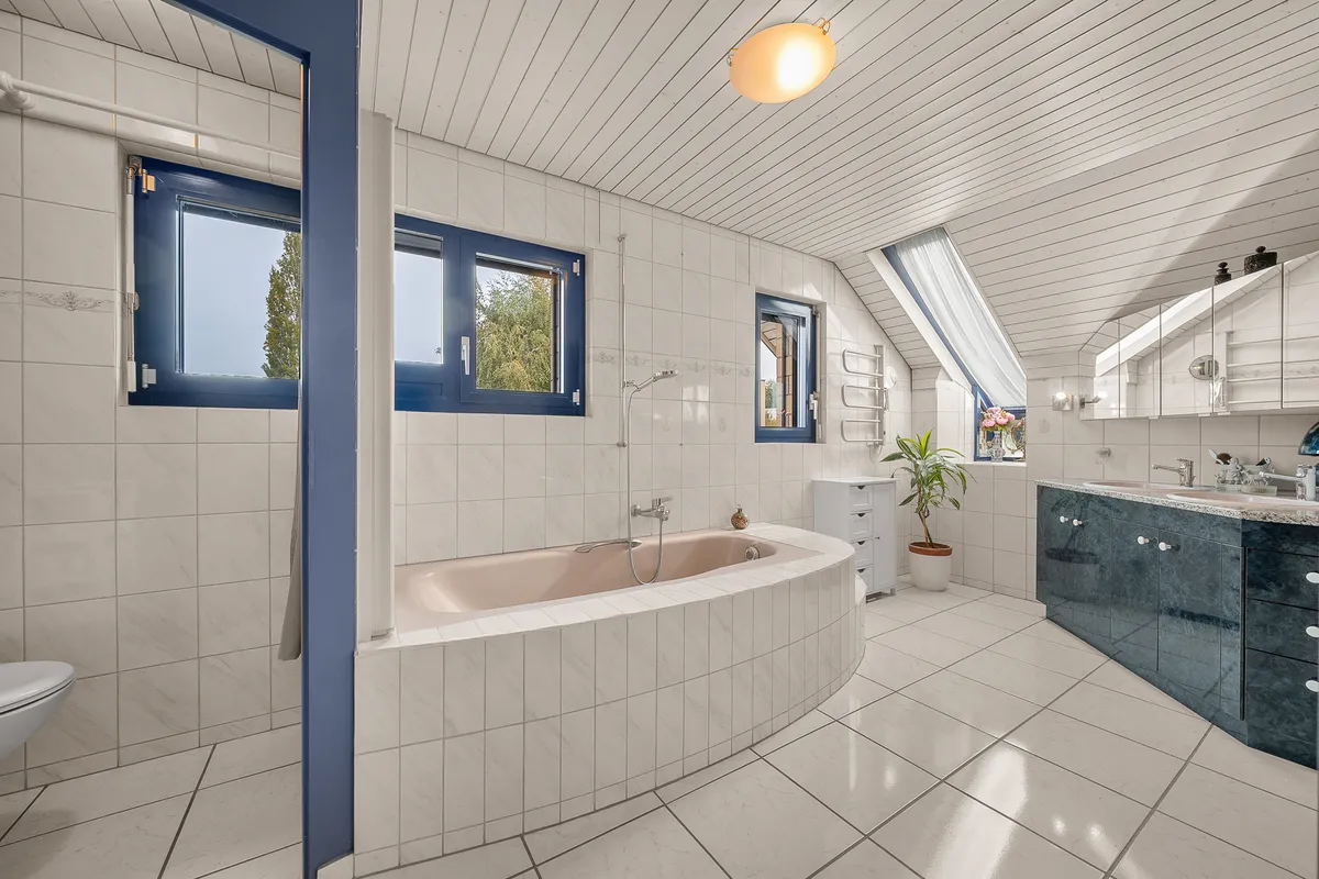 Badezimmer mit Dachschräge und Eckbadewanne