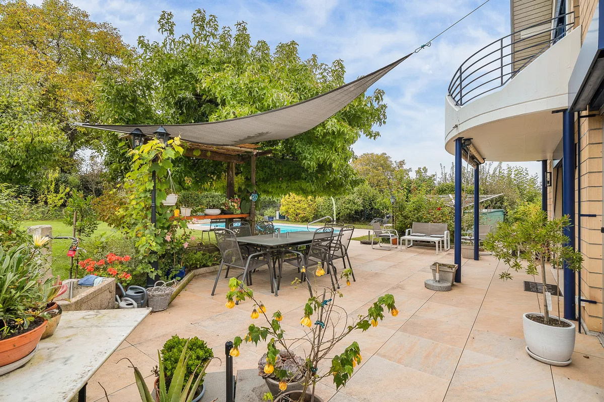 Terrasse mit Pool und Garten