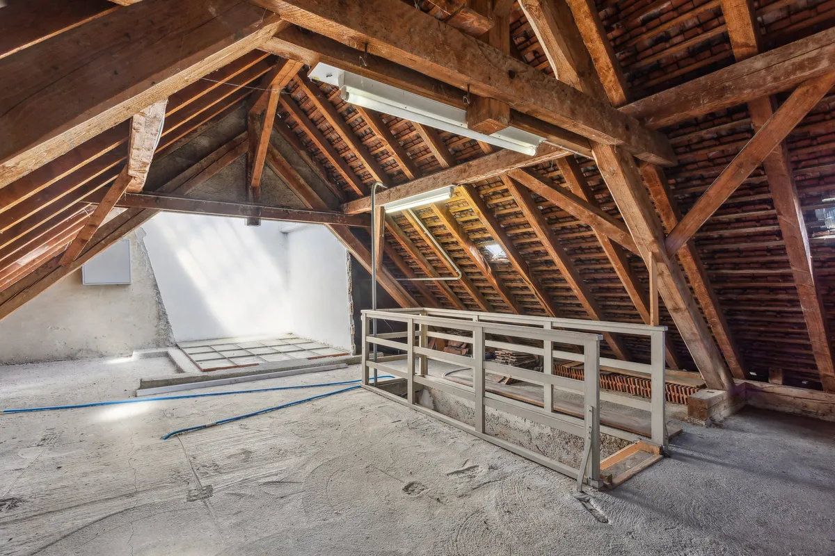 Ausgebauter Dachboden mit sichtbarem Dachstuhl
