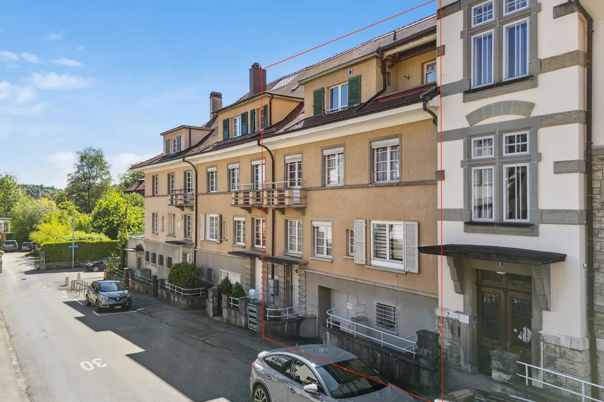 Straßenansicht eines Mehrfamilienhauses