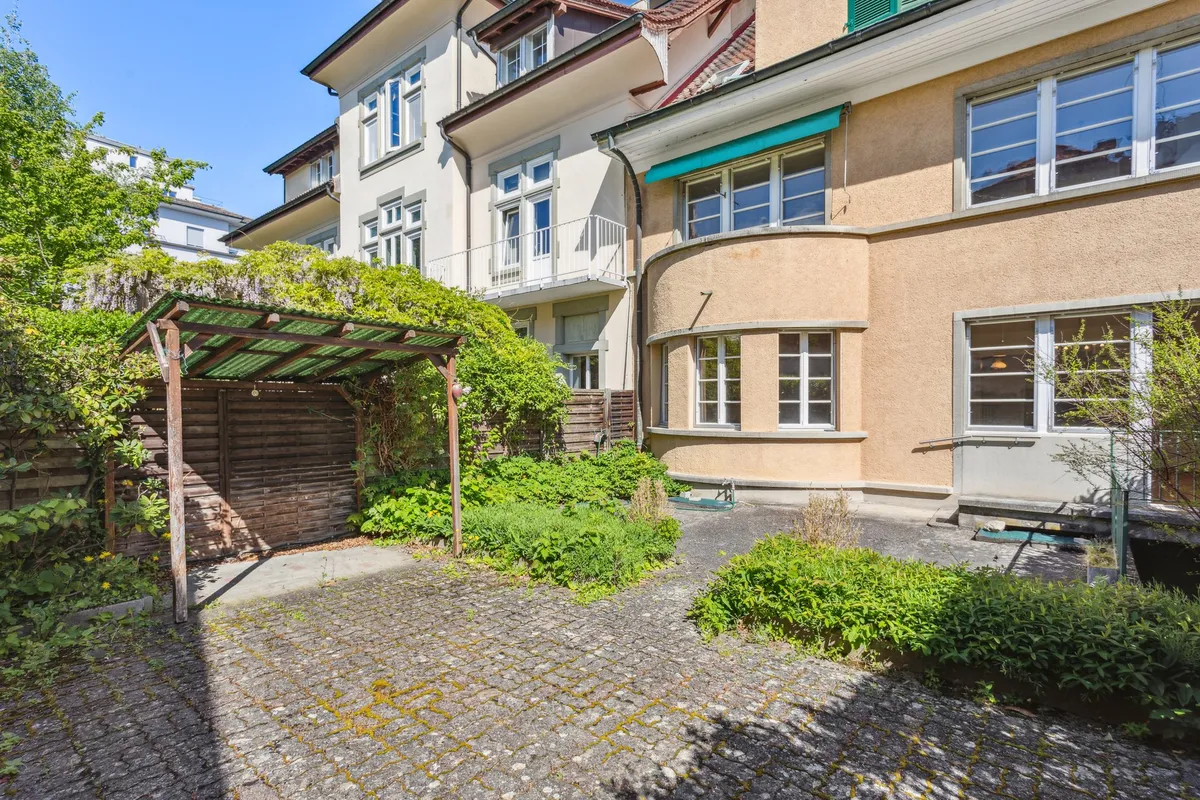 Innenhof mit Wohngebäuden und Garten