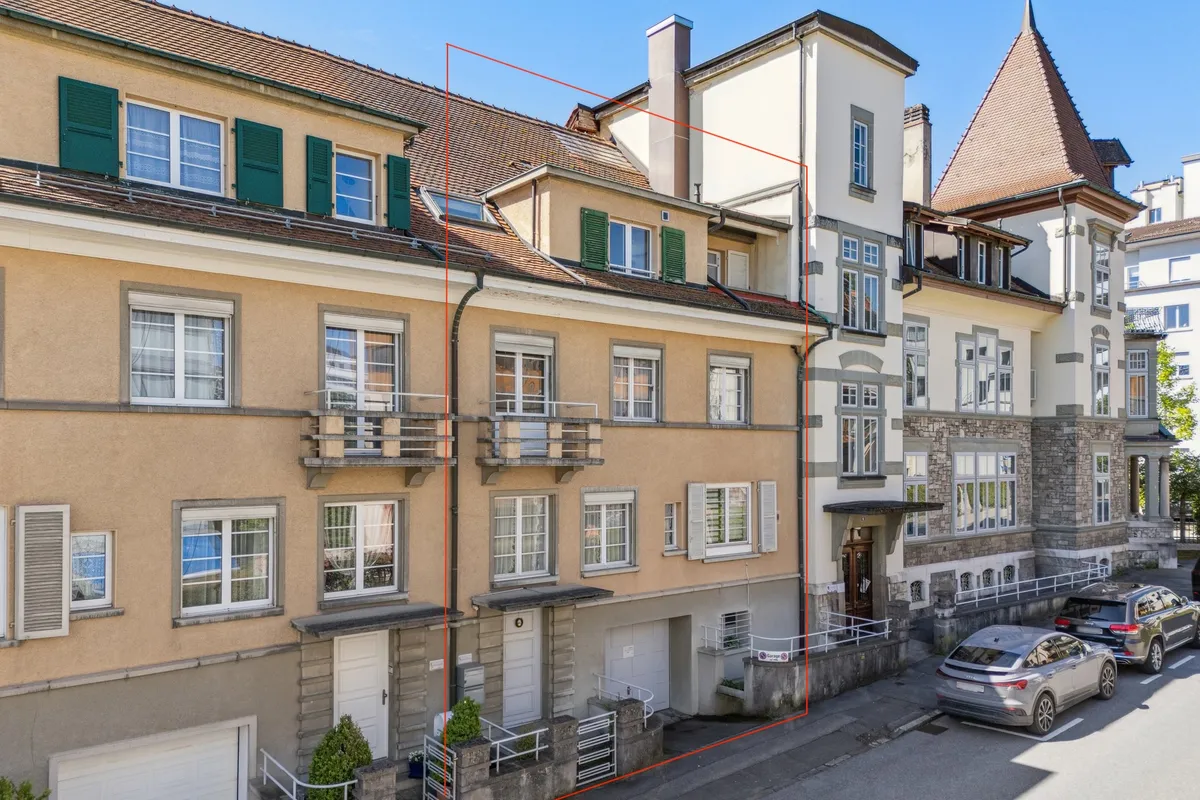 Historisches Mehrfamilienhaus mit Fassadenansicht