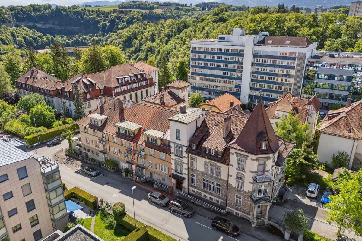 Luftaufnahme einer Wohnstraße mit Altbauten und Hanglage
