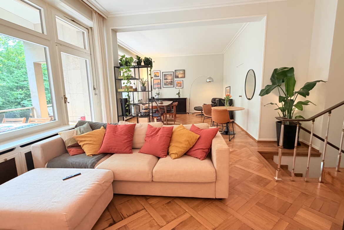 Helles Wohnzimmer mit offener Esszone