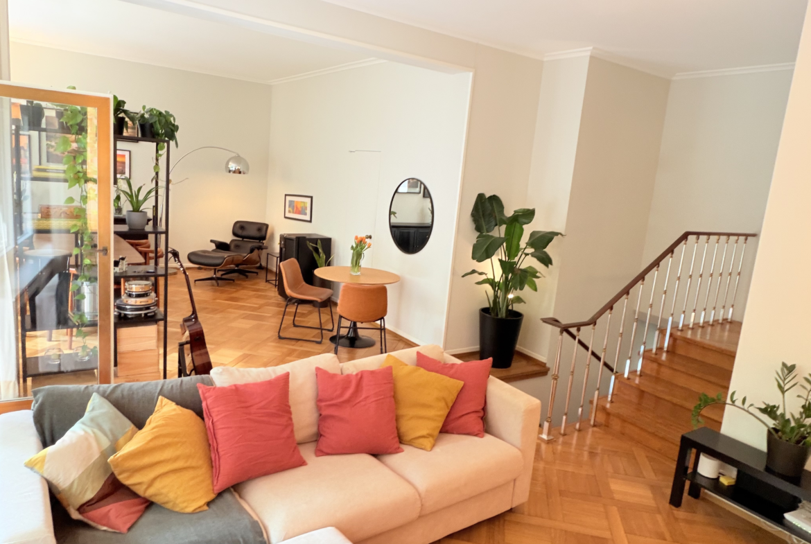 Wohnzimmer mit Treppe und offener Lounge