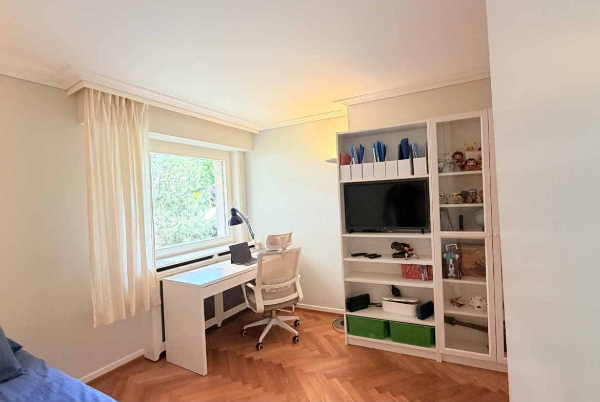 Helles Arbeitszimmer mit Fenster und Regalwand