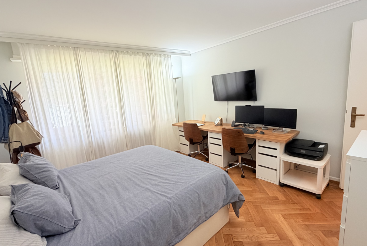 Schlafzimmer mit Arbeitsplatz