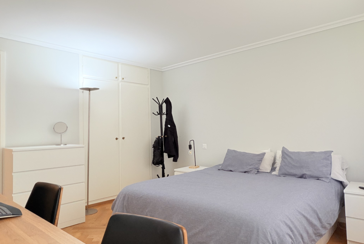 Helles Schlafzimmer mit schlichter Einrichtung