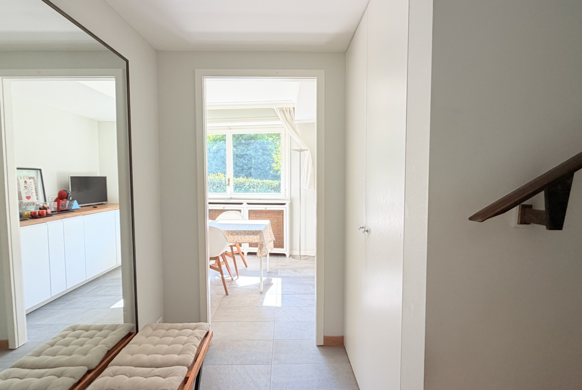 Heller Flur mit Blick in den Essbereich