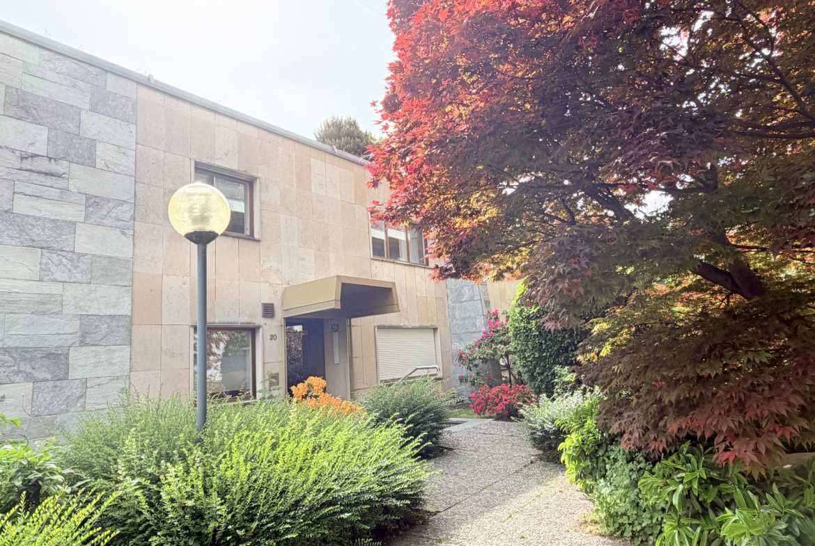 Außenansicht eines Wohngebäudes mit Gartenweg