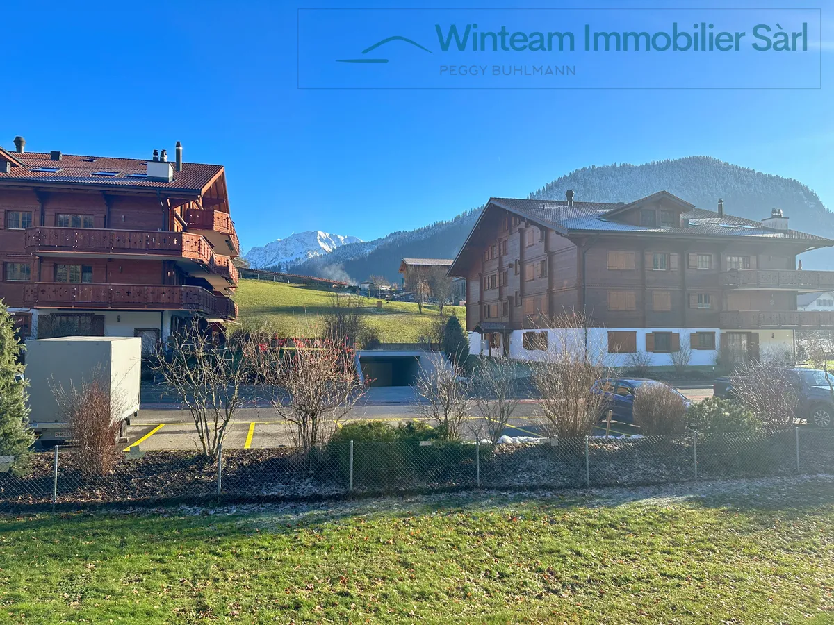 Alpenwohnanlage mit Holzfassaden und Bergblick