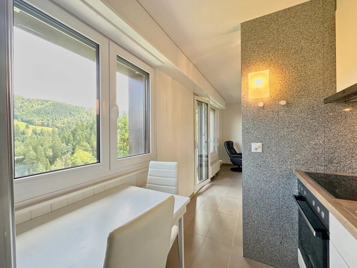 Heller Küchen-/Essbereich mit Bergblick