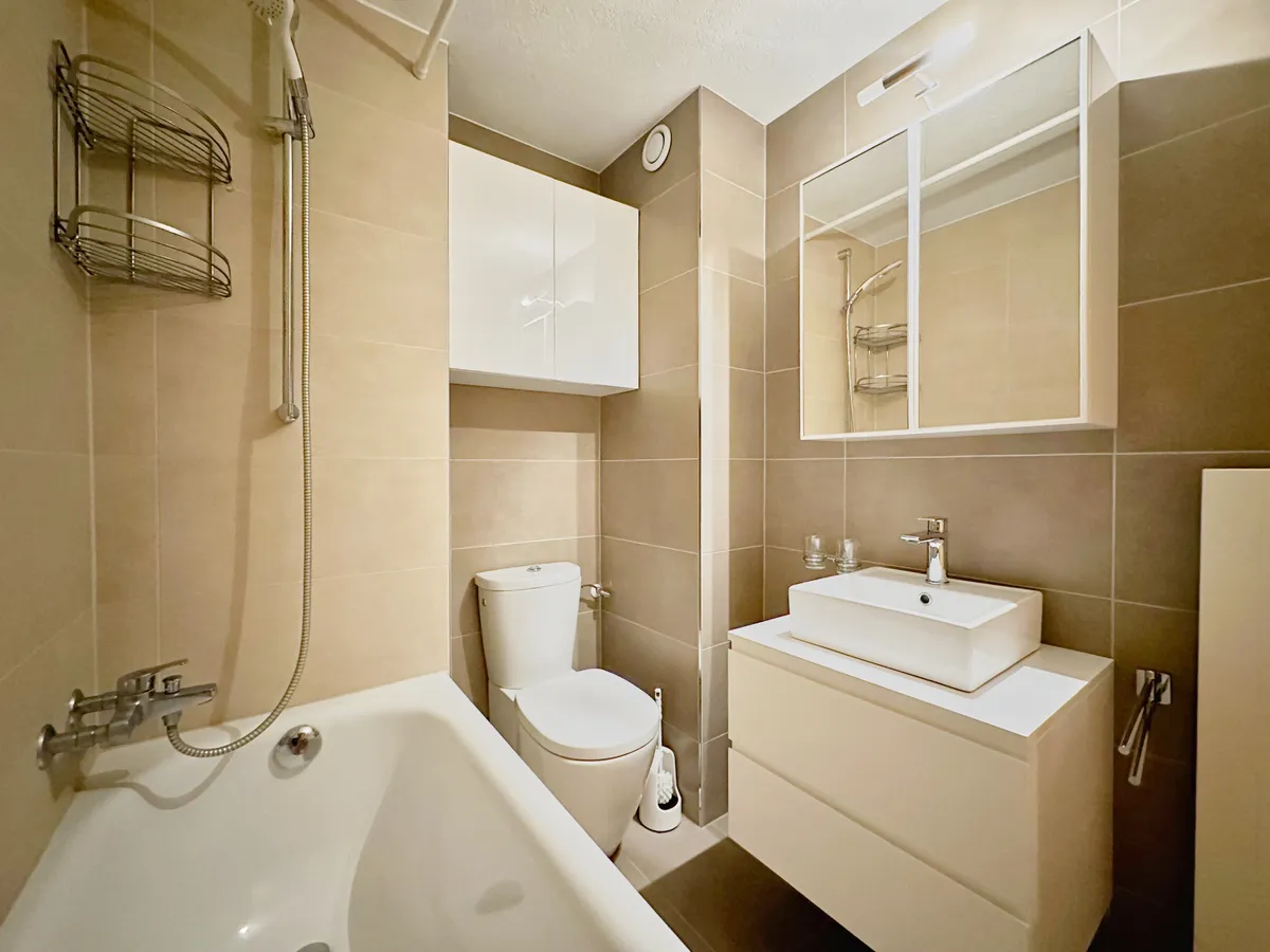 Kleines modernes Badezimmer