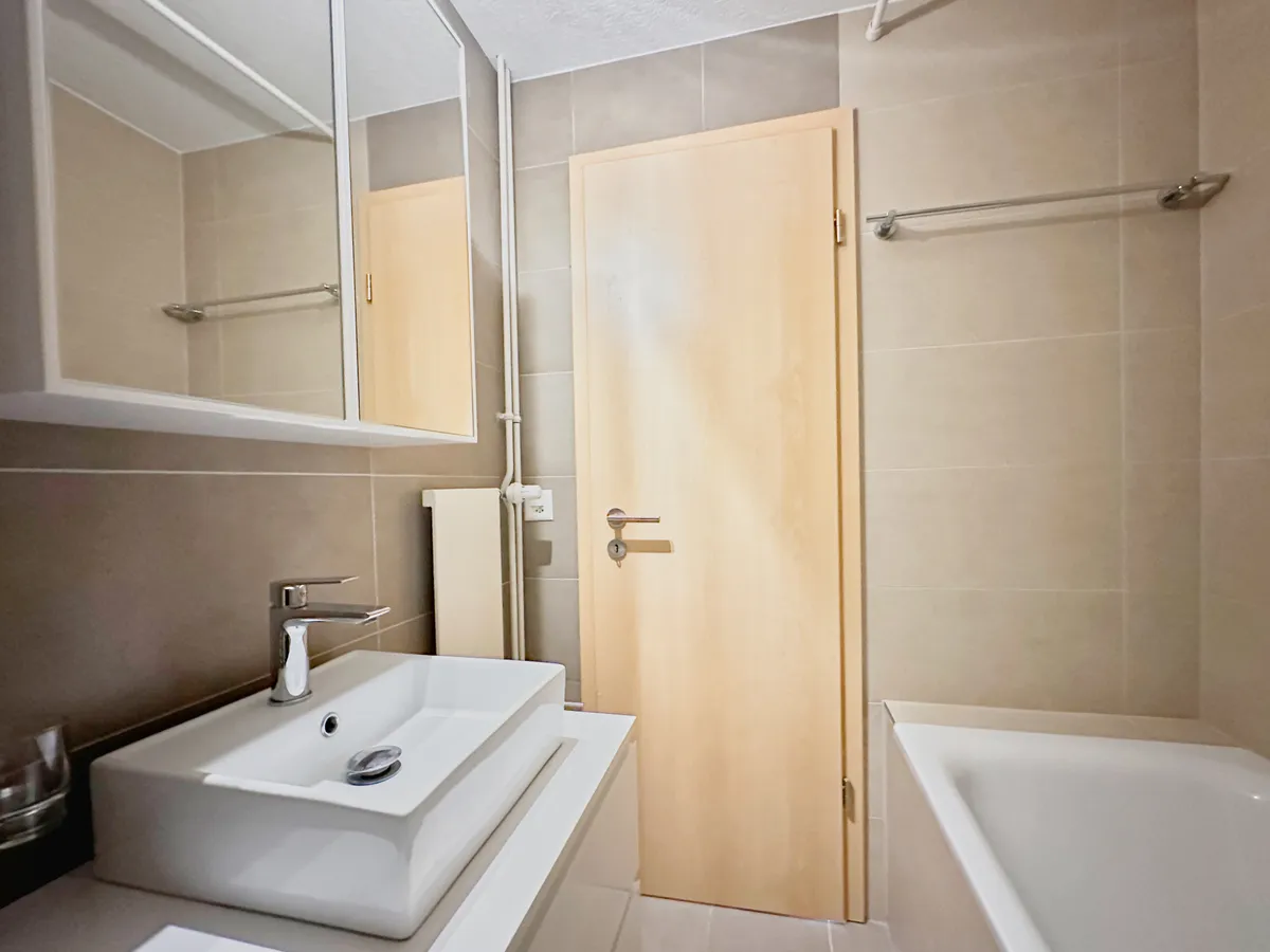 Modernes Badezimmer mit Waschbecken und Badewanne
