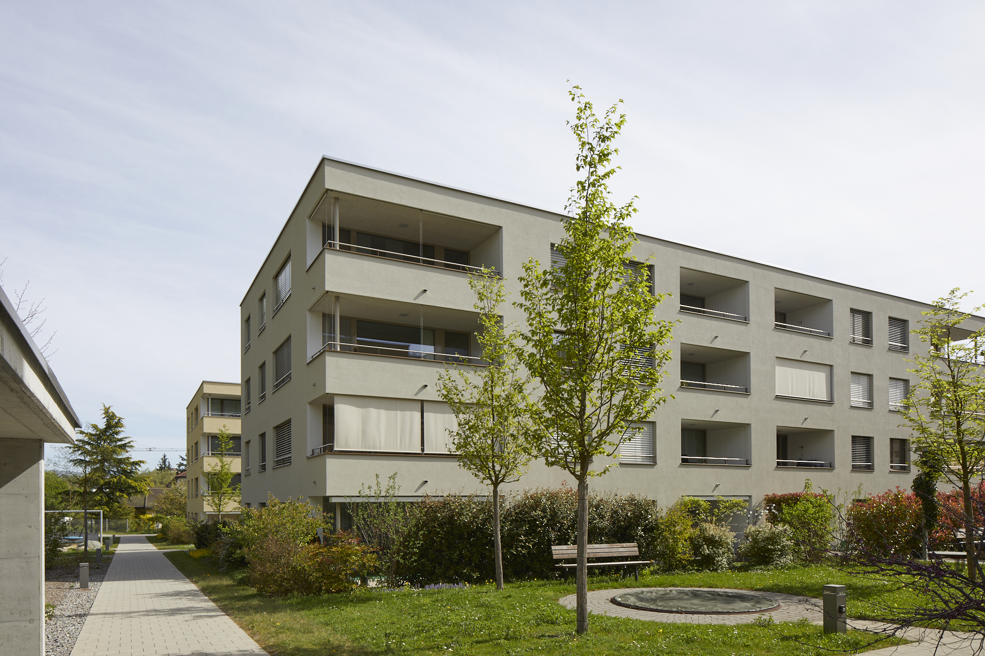 Modernes Mehrfamilienhaus mit Gartenanlage