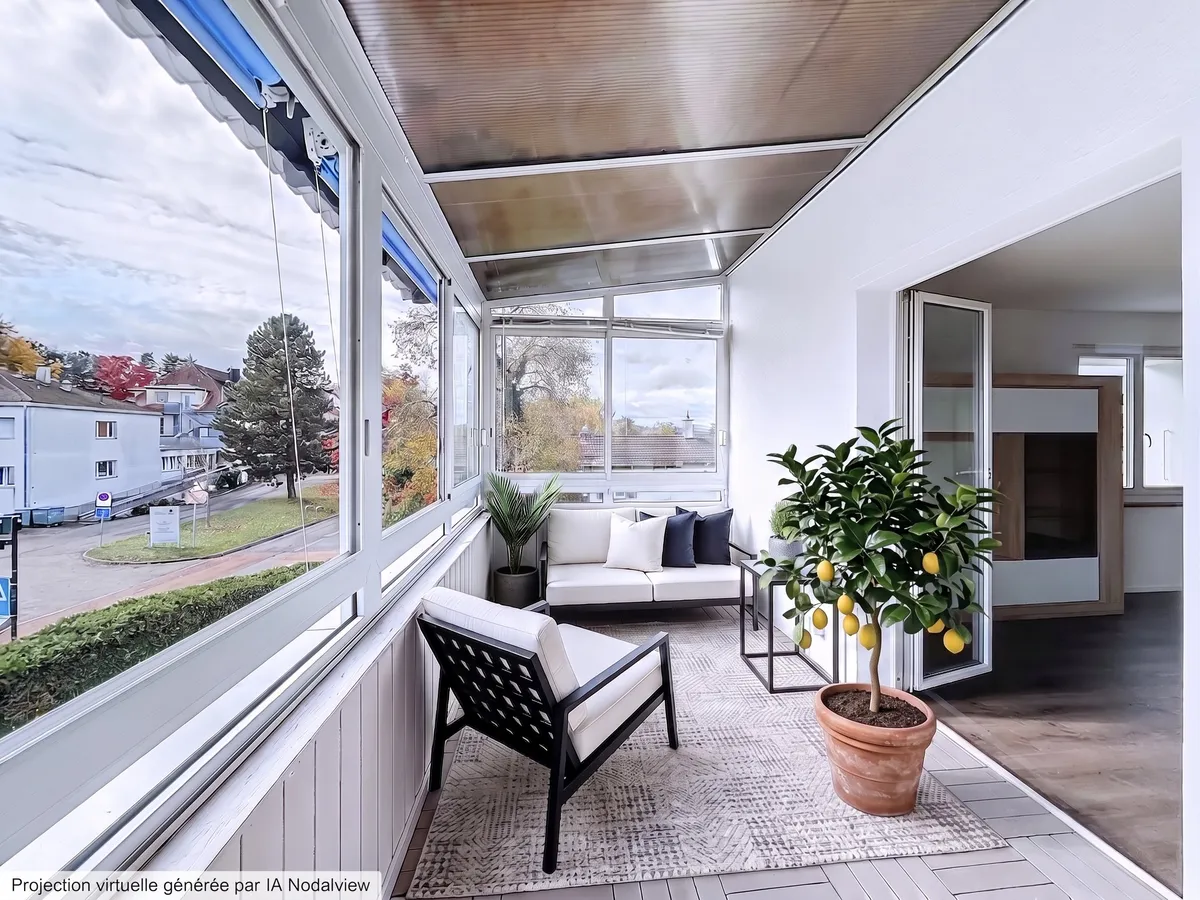Verglaster Balkon mit Sitzbereich