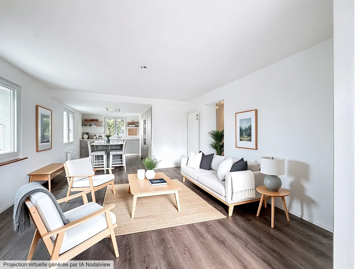 Helles offenes Wohn-Esszimmer mit Küche im Hintergrund