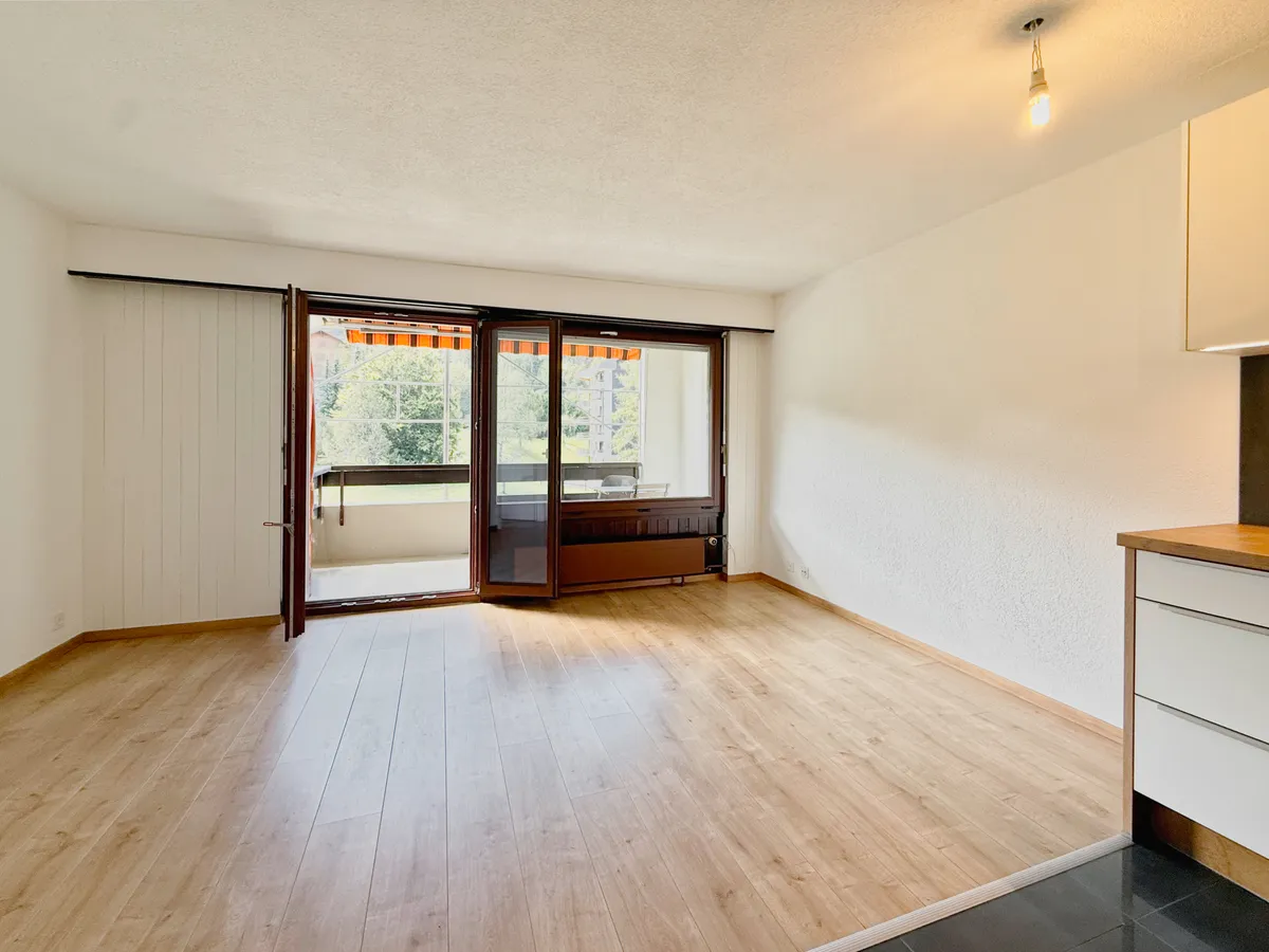 Heller Wohnraum mit Balkonzugang