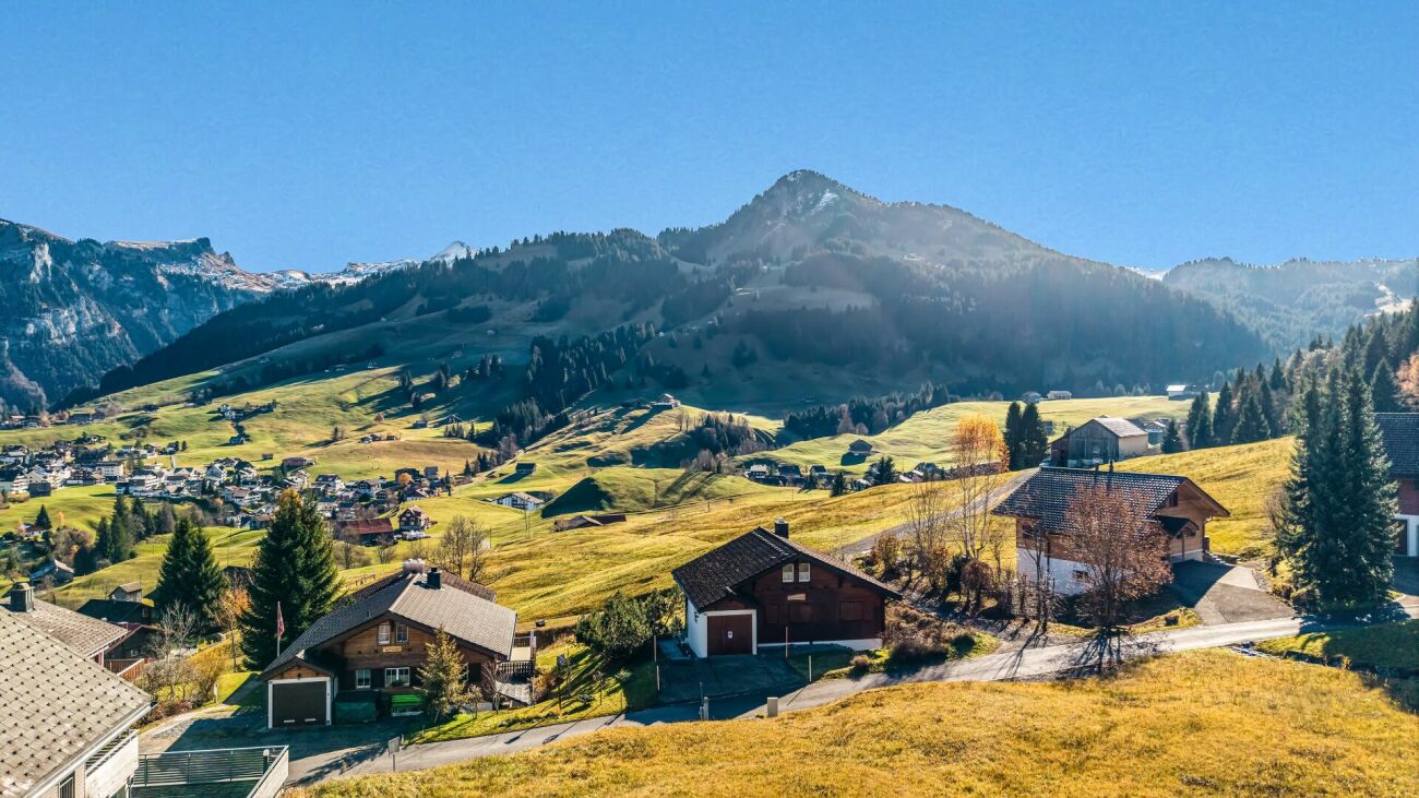 Alpenlandschaft mit verstreuten Chalets