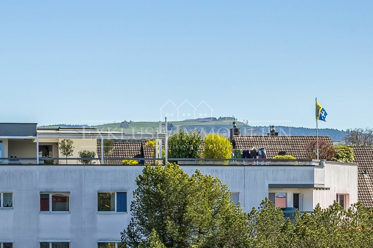 Wohngebäude mit Dachterrasse und Blick ins Grüne