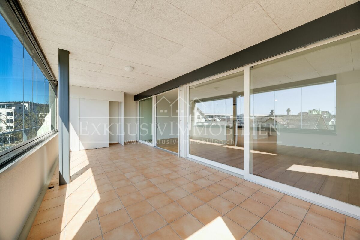 Großzügiger verglaster Balkon mit Terrakottafliesen
