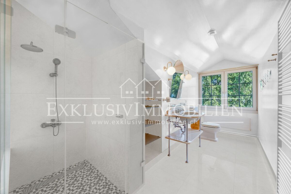 Helles Badezimmer mit Dachschräge