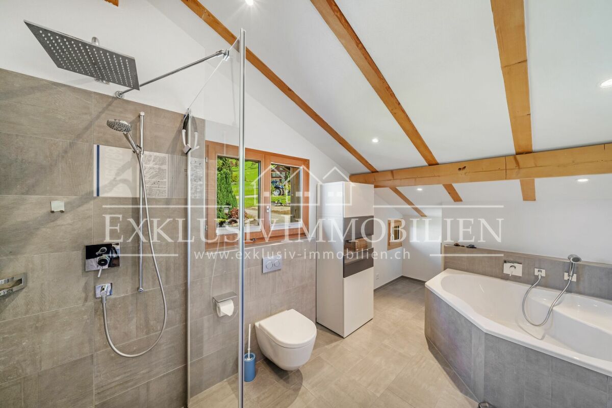 Modernes Badezimmer mit Dachschrägen und freiliegenden Holzbalken