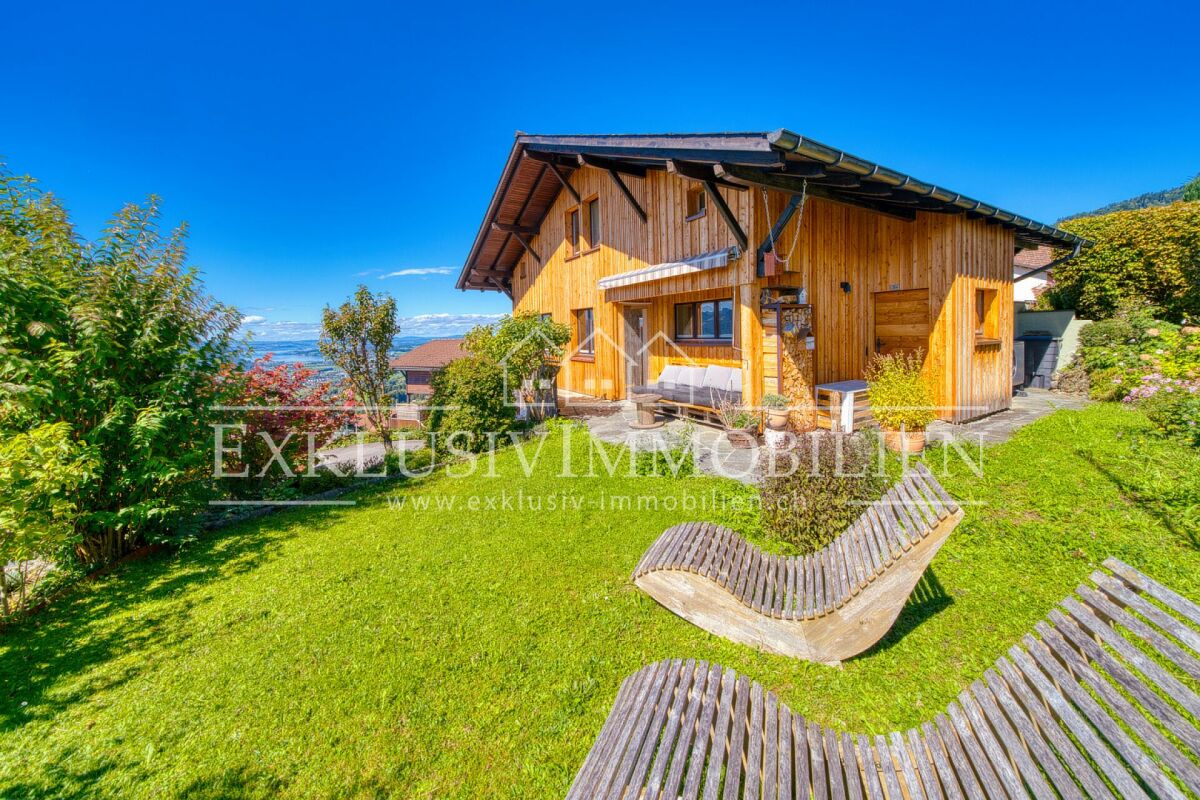 Holzhaus mit Gartenblick