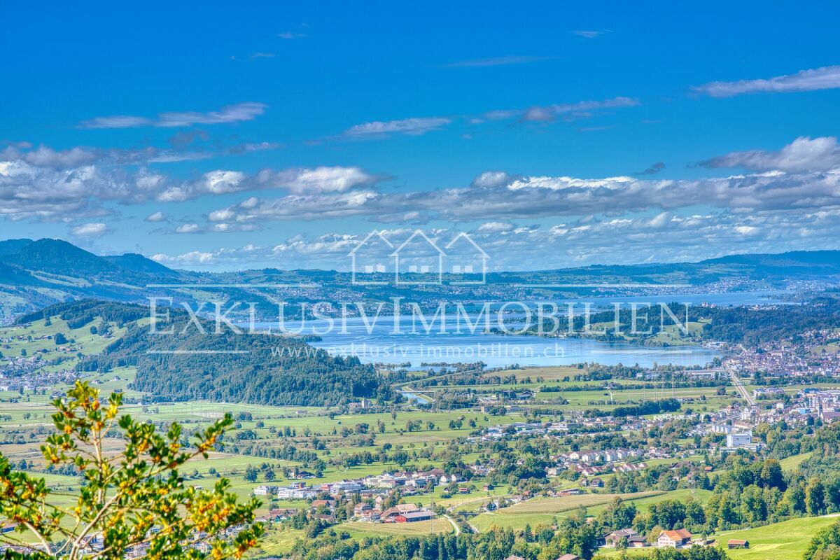 Panoramablick über Landschaft und See