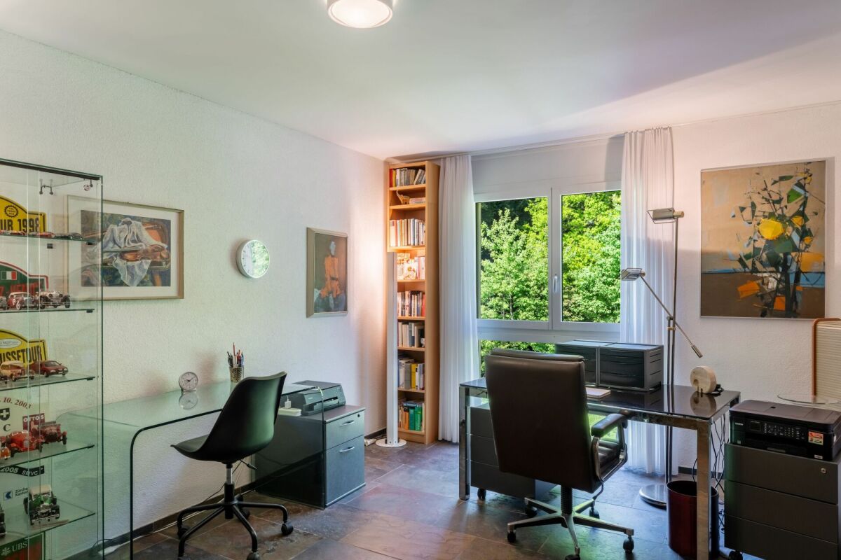 Büro- und Arbeitszimmer mit Fensterblick