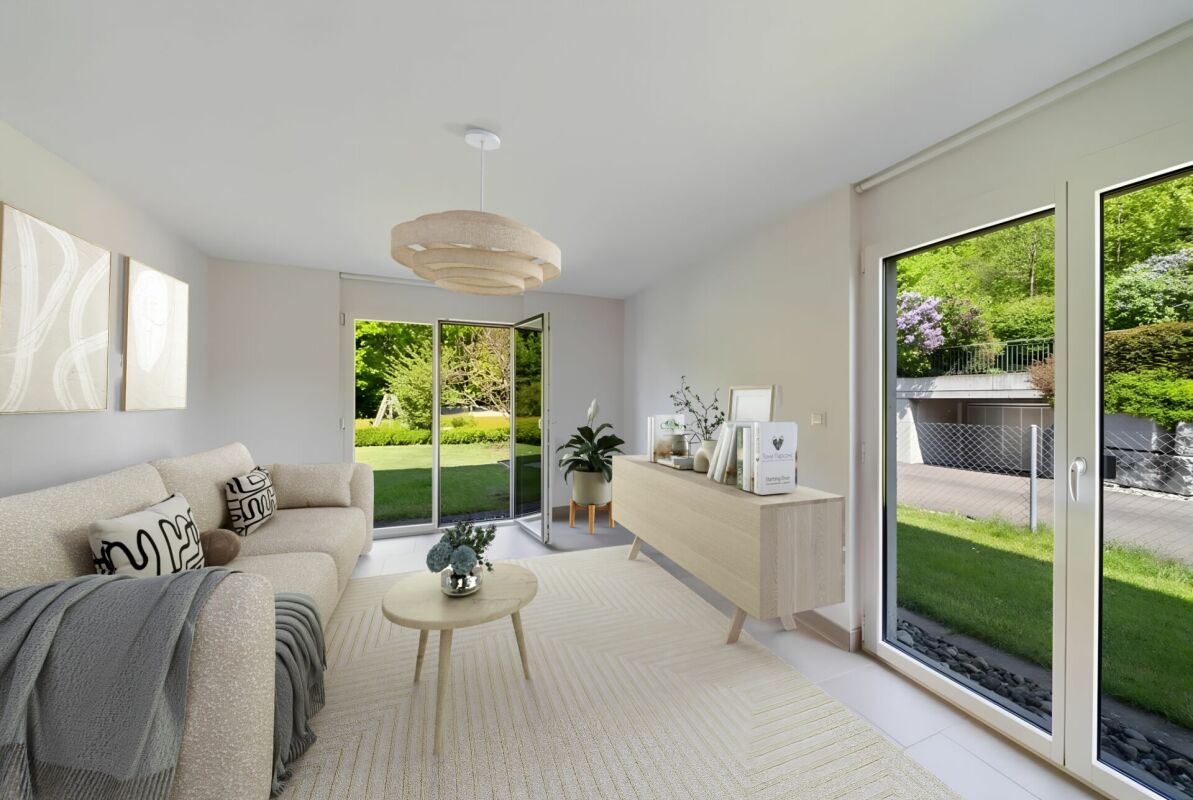 Helles Wohn-Esszimmer mit Gartenblick